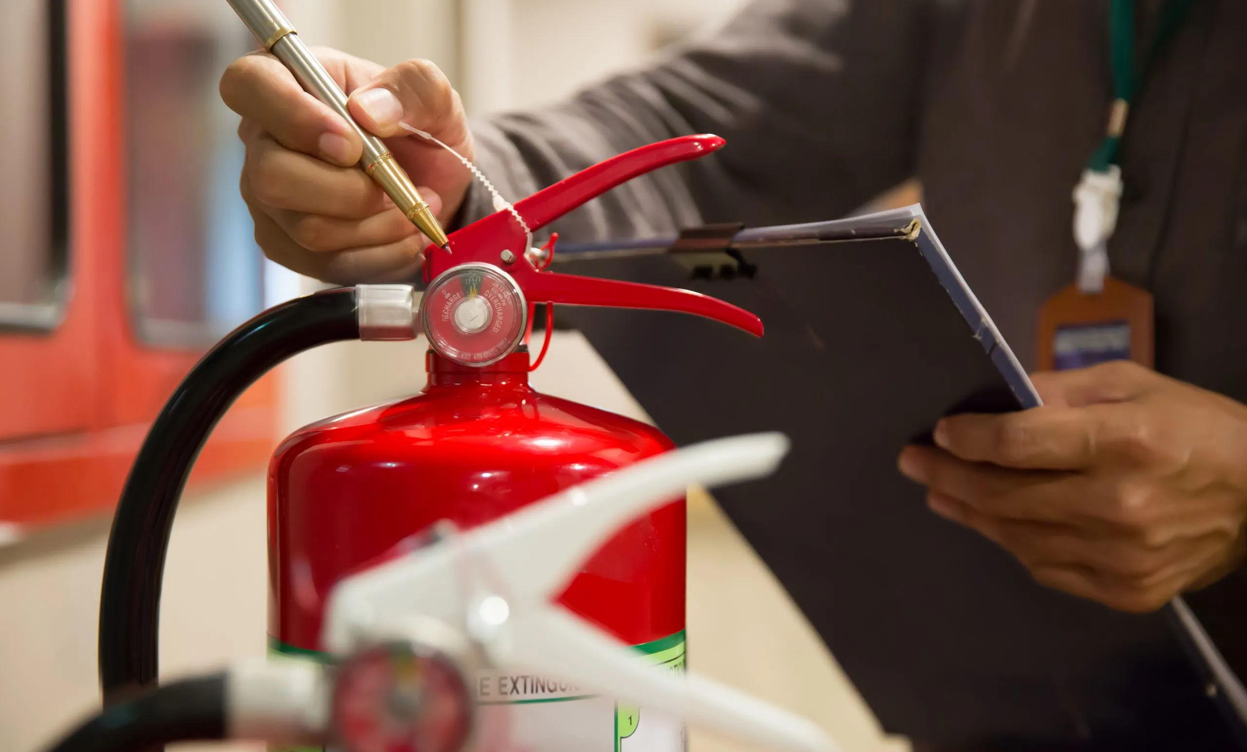 Techniker bei der Prüfung von Feuerlöschern