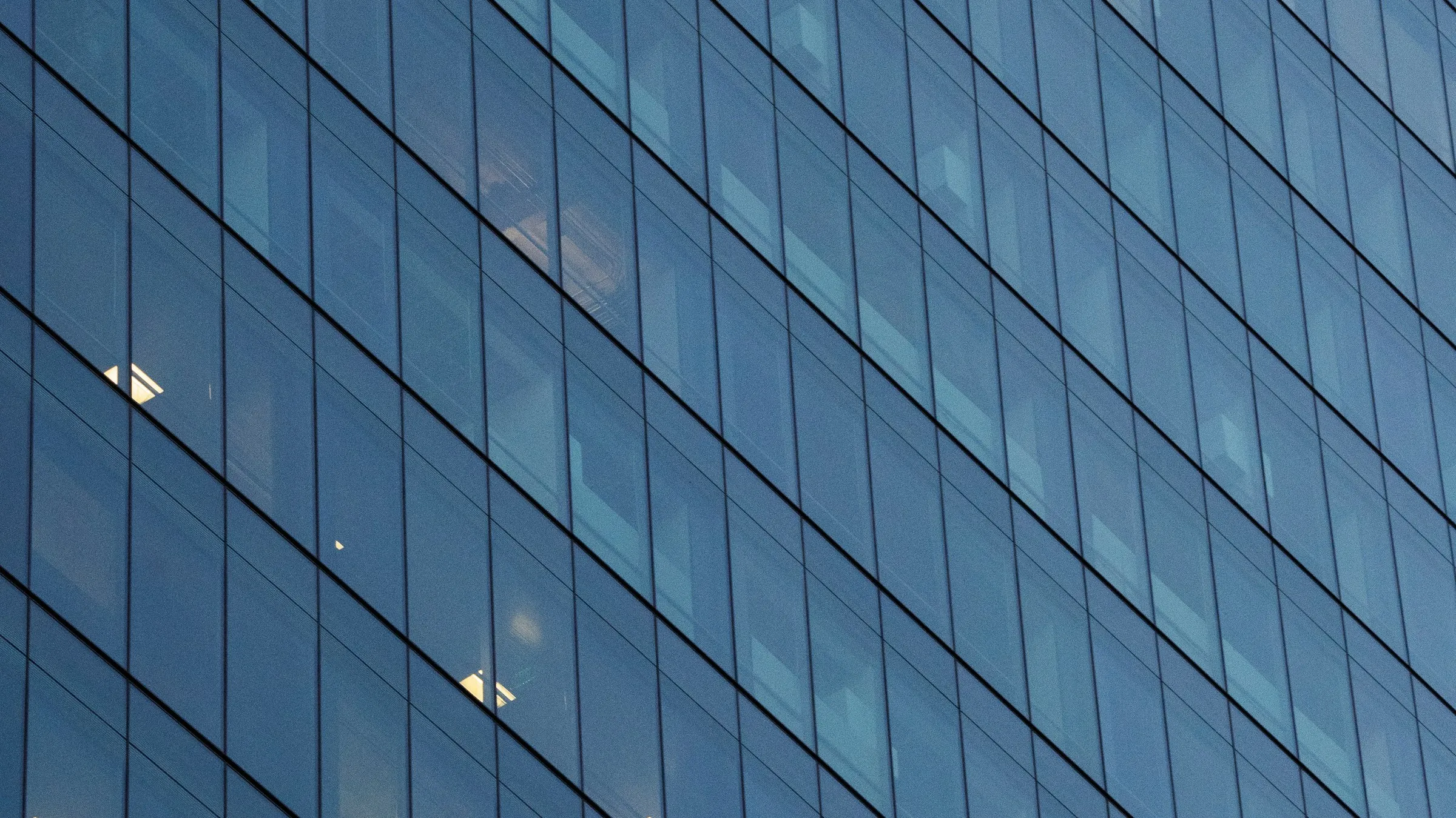 Moderne Gewerbeimmobilie mit Glasfassade am Abend