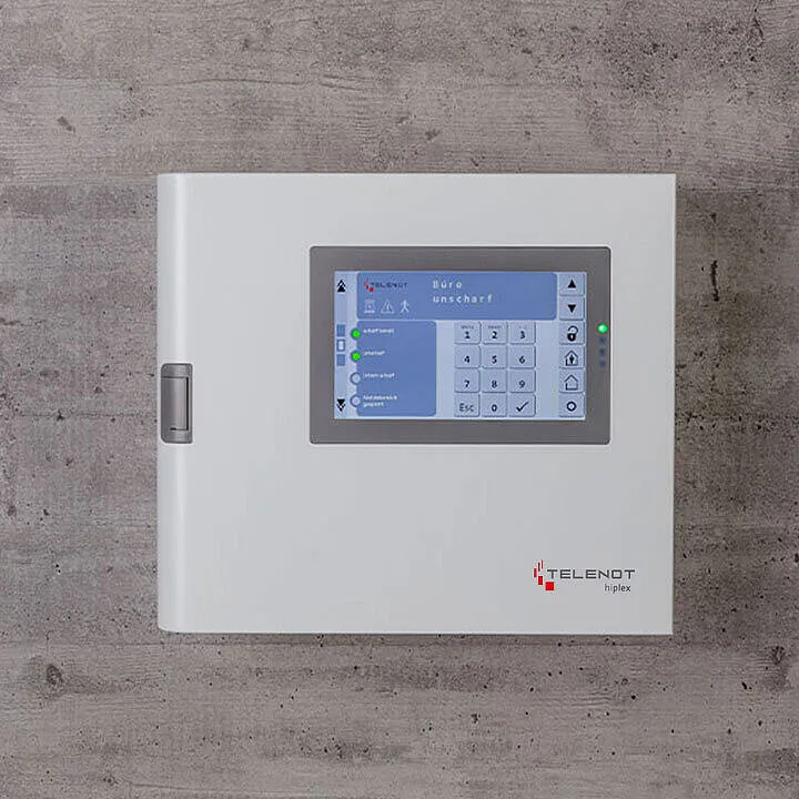 Telenot hiplex Zentrale mit Bedienteil an einer Betonwand